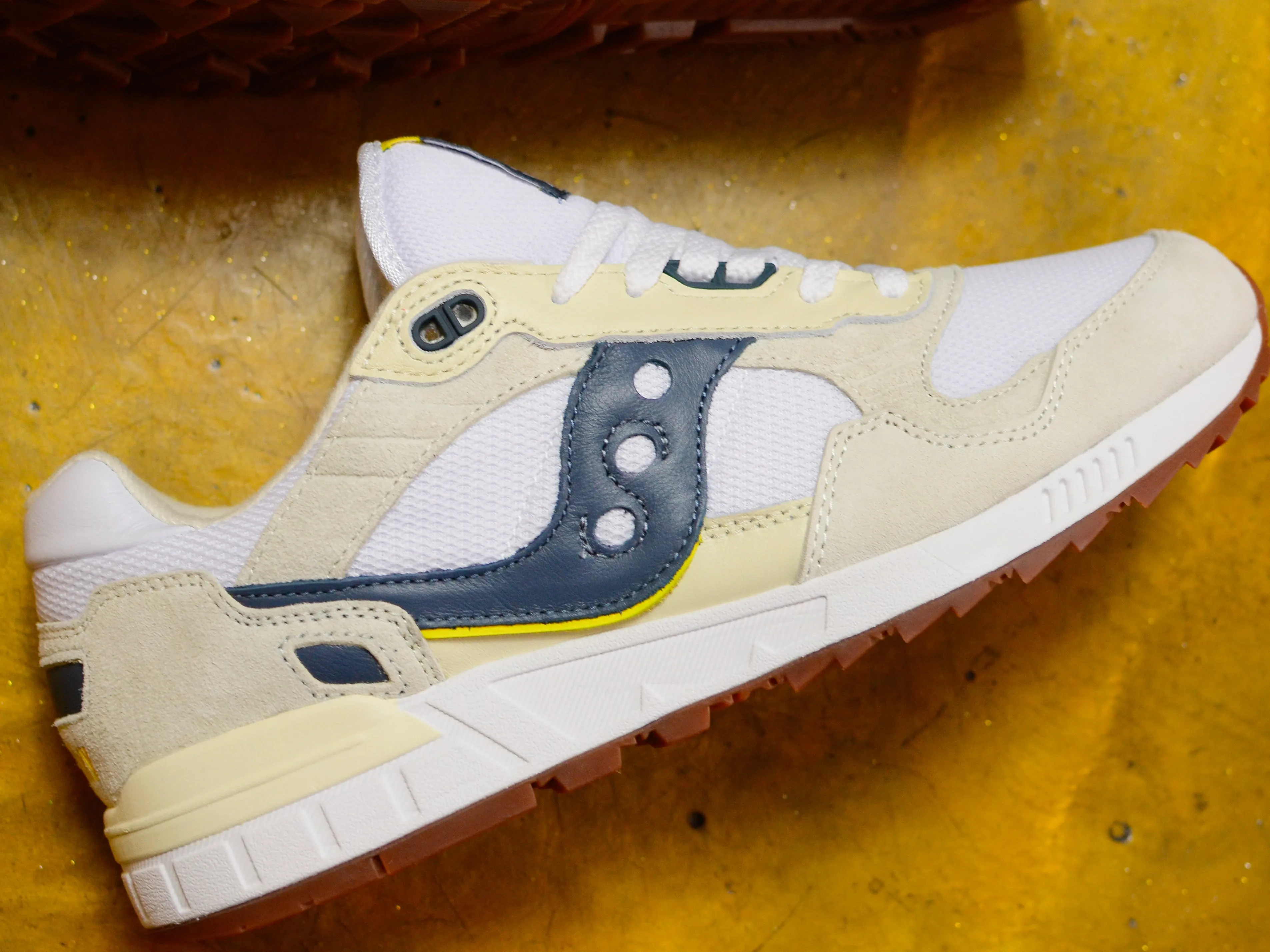 Shadow 5000 - White / Navy